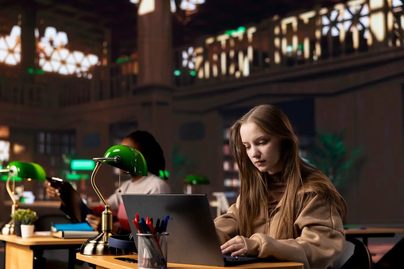 В академической библиотеке студентка колледжа поглощена своим заданием по литературе.