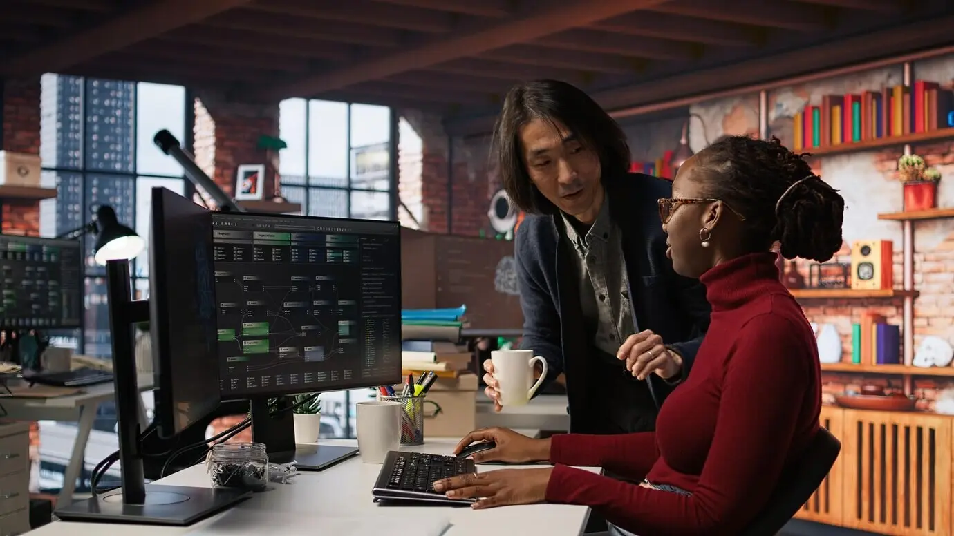 Руководитель в должности CTO в стартапе по ИИ приносит кофе уставшему сотруднику.