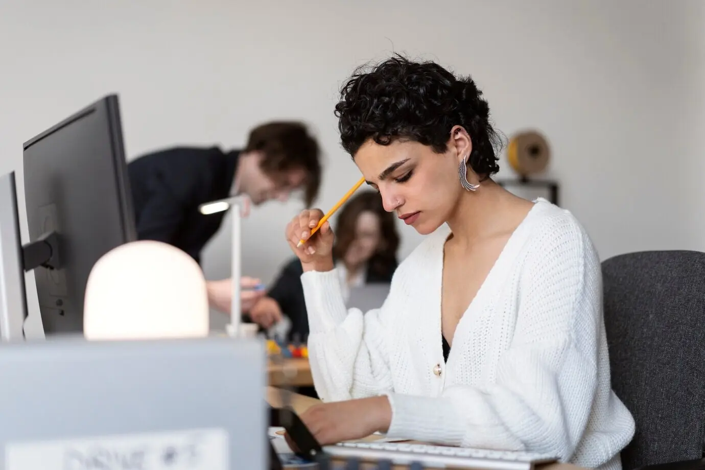 Команда дизайнеров, работающая над 3D-моделью